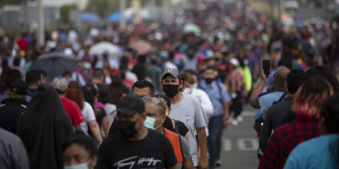 Cientos de personas de Tijuana hacen fila para recibir la vacuna contra COVID-19.