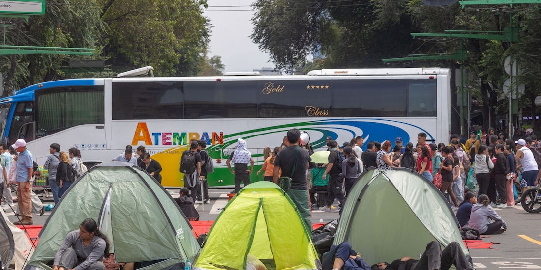 Bloqueo por parte de las alumnas de la Escuela Normal Rural “Carmen Serdán” de Tetela, Puebla en Eje Central y avenida Juárez en días pasados