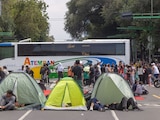 Bloqueo por parte de las alumnas de la Escuela Normal Rural “Carmen Serdán” de Tetela, Puebla en Eje Central y avenida Juárez en días pasados