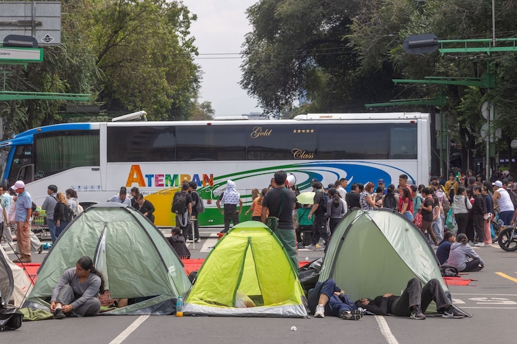 Bloqueo por parte de las alumnas de la Escuela Normal Rural “Carmen Serdán” de Tetela, Puebla en Eje Central y avenida Juárez en días pasados