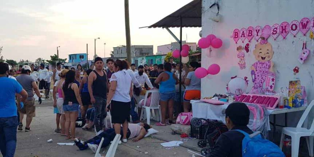 Invitados a un baby shower quedaron tendidos sobre el suelo al ser embestidos por un vehículo.