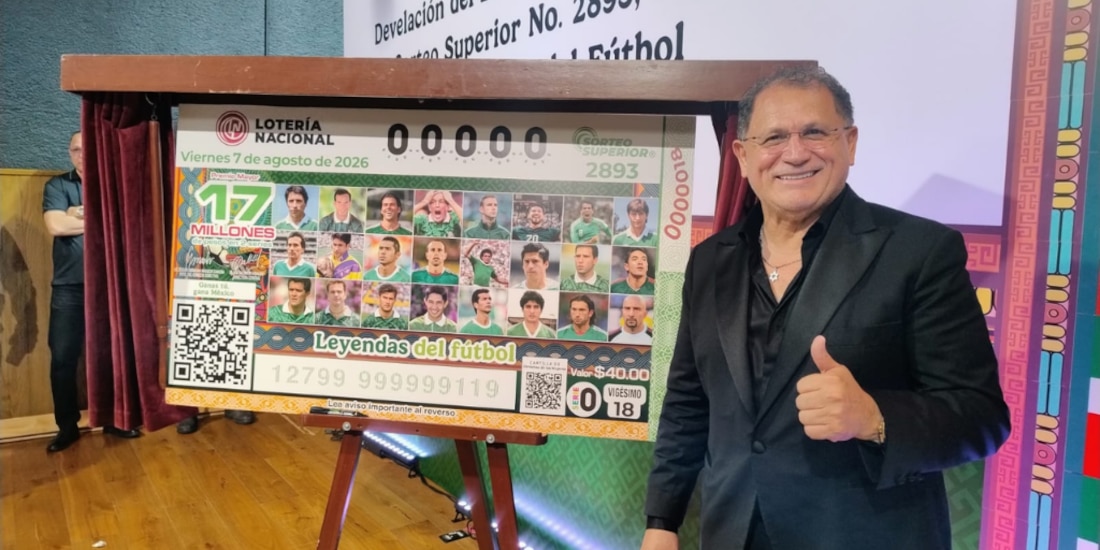 Francisco Javier el 'Abuelo' Cruz junto al billete conmemorativo de la Lotería Nacional.
