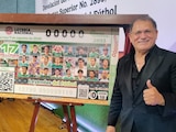 Francisco Javier el 'Abuelo' Cruz junto al billete conmemorativo de la Lotería Nacional.