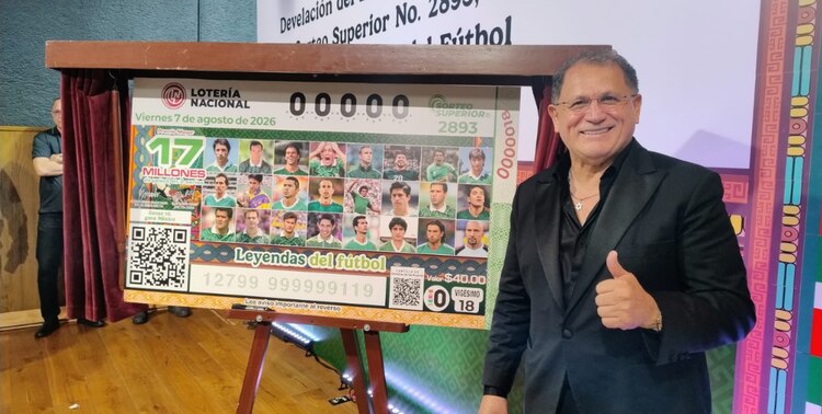 Francisco Javier el 'Abuelo' Cruz junto al billete conmemorativo de la Lotería Nacional.