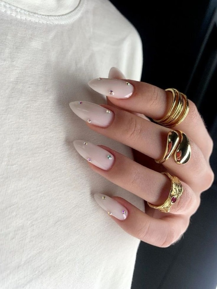 Colores de uñas naturales para otoño 2025