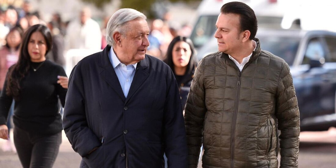 AMLO y Esteban Villegas anuncian la federalización de plazas de Telesecundaria.