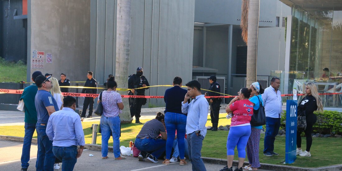 Autoridades acordonaron el DBar tras el ataque armado, este domingo.