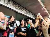KENYA CUEVAS (izq.) protesta afuera
de la fiscalía local, el 1 de septiembre.