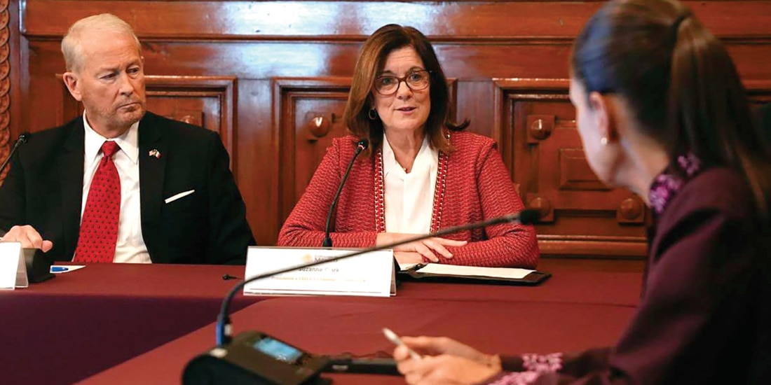 LA MANDATARIA, ayer, en Palacio Nacional con Ronald Johnson.