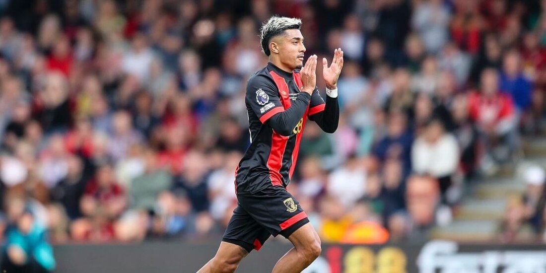 Julián Araujo en un partido del Bournemouth de la Premier League
