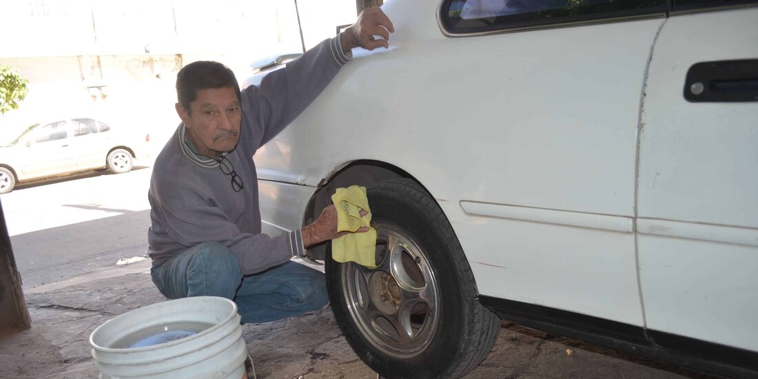 Jesús Abel lava carros para sacar adelante a su hija