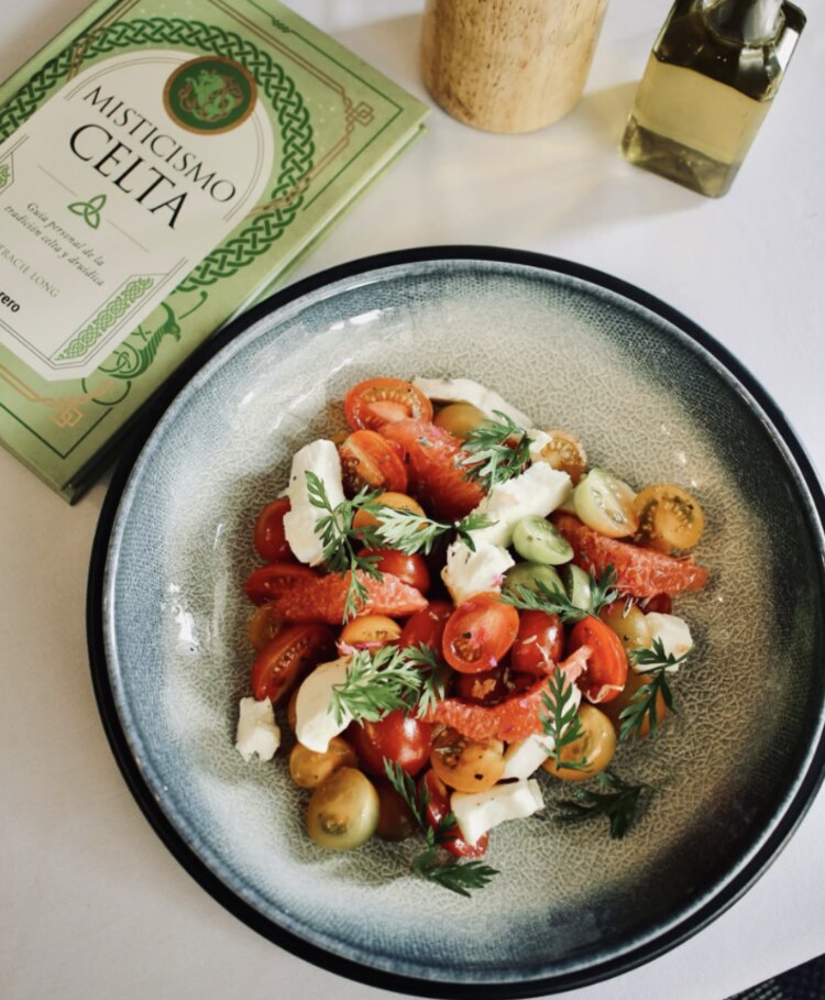 Un Lugar de La Mancha cuenta con una exquisita gastronomía, entre sus platillos se encuentran la pasta filo rellena de pato confitado, Arancini de azafrán con salsa de tomate y ensaladas.