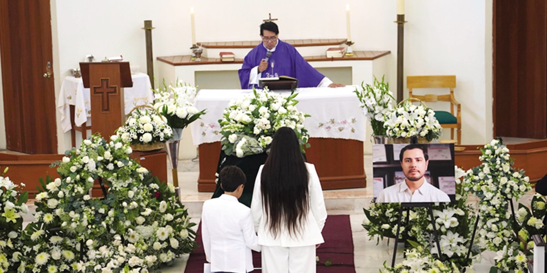 LA VIUDA y su hijo, ante el féretro del líder, el 21 de octubre.