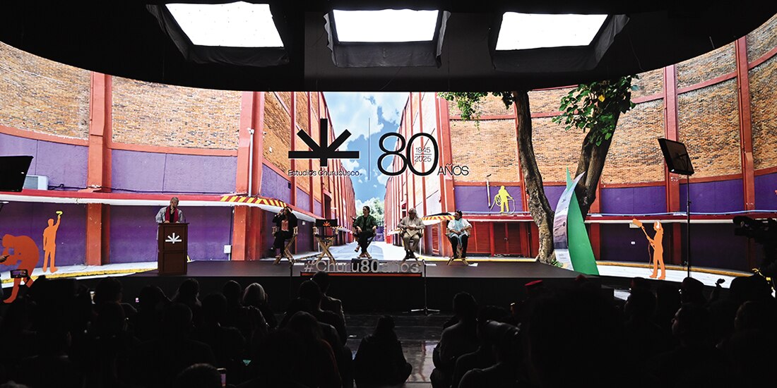 Cristián Calónico Lucio (en el templete), durante el anuncio de actividades, ayer.