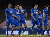 Jugadores de Cruz Azul se lamentan después de la eliminación ante Pumas en el Guard1anes 2020.