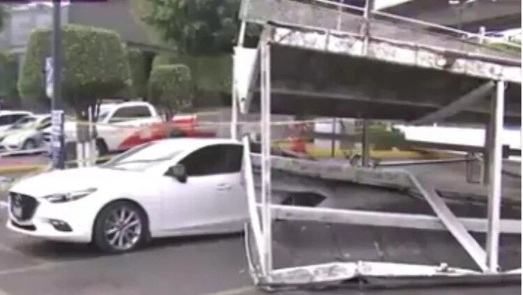 Los fuertes vientos ocasionaron la caída de anuncios espectaculares.