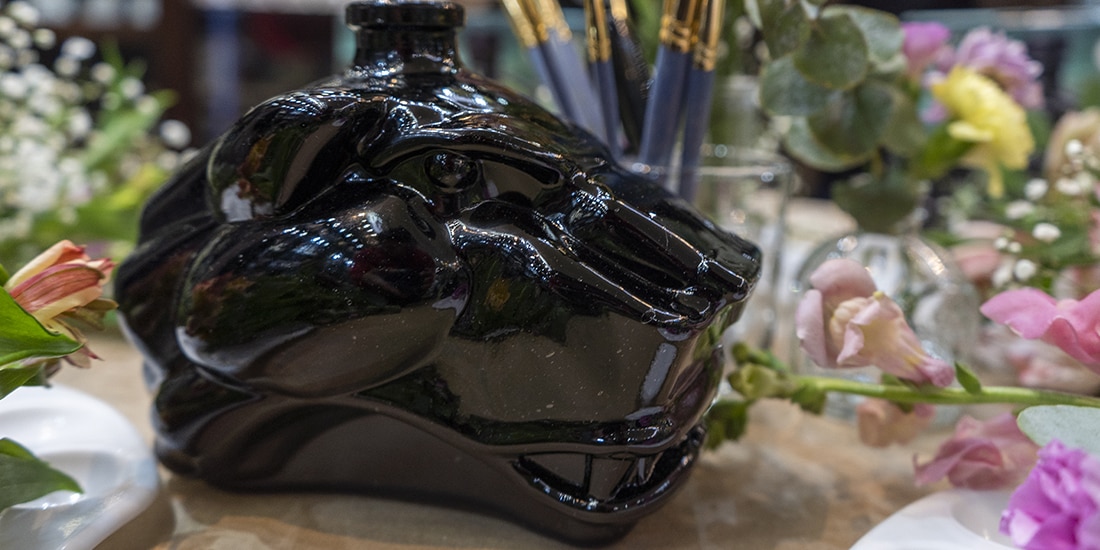 La clásica botella con la figura de un jaguar.
