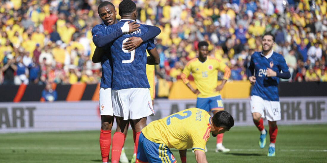 Franceses celebran un tanto en el partido de ayer ante Colombia.