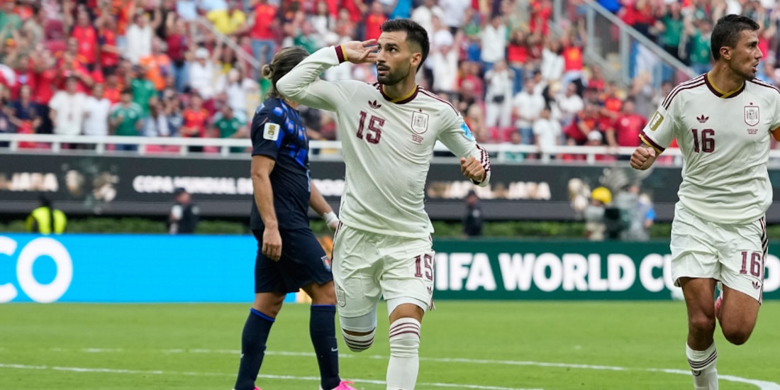 Álex Baena celebrando su gol ante Uruguay.
