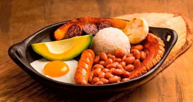 Medellín │ Punto infaltable en tu visita a Colombia, la ciudad es hoy en día uno de los grandes epicentros de la gastronomía nacional y latinoamericana. La mezcla de elementos indígenas, africanos y españoles resulta en una cocina rica en sabores, texturas y colores. No te puedes ir sin probar la bandeja paisa, el ajiaco, los buñuelos y las arepas.