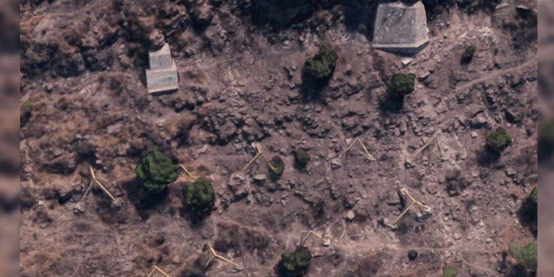 La zona ha tenido intentos de apuntalamiento, con bloques de concreto y otros elementos.