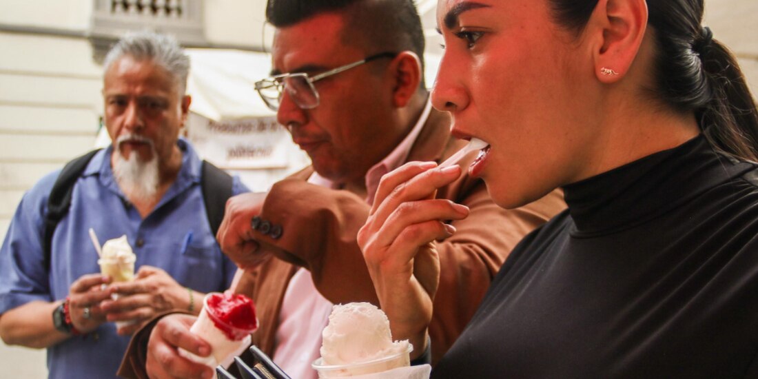 Tres personas degustan unas nieves ante las altas temperaturas, ayer.