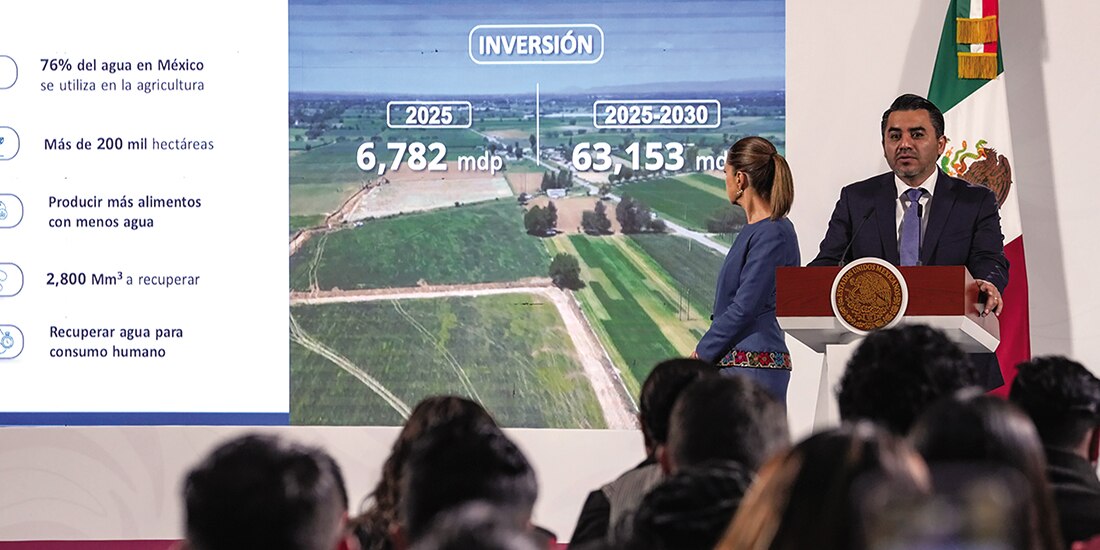 Efraín Morales, director de Conagua, y la Presidenta Claudia Sheinbaum, ayer, en Palacio Nacional.