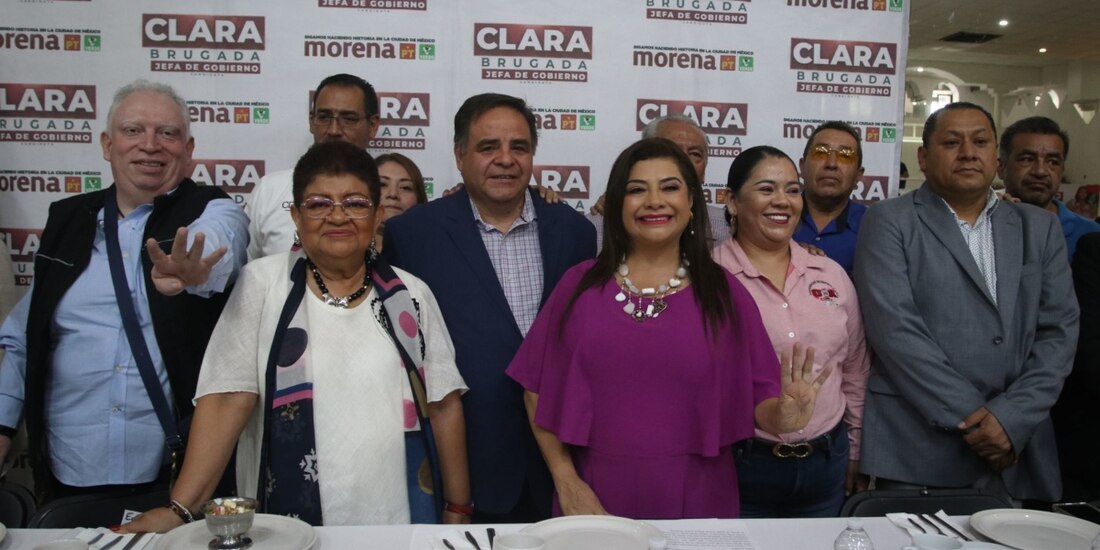 Clara Brugada, candidata a la jefatura de gobierno por Morena encabezó reunión con transportistas en el Salón Los Espejos.