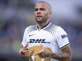 Dani Alves durante un partido de Pumas en el Torneo Apertura 2022 de la Liga MX.