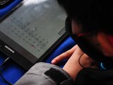 Niños toman clases en tabletas, celulares y computadoras desde sus casas, debido al cierre de escuelas por la pandemia.