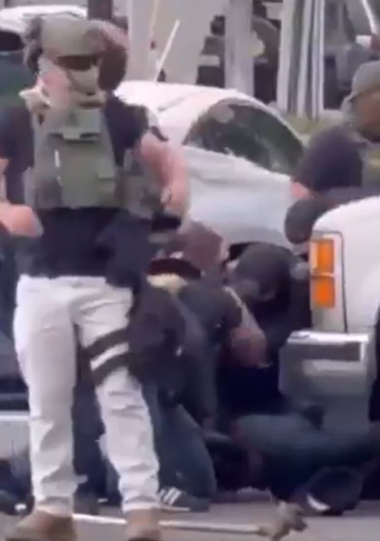 Agentes migratorios golpearon a Narciso Barranco, el sábado, tras ser detenido.