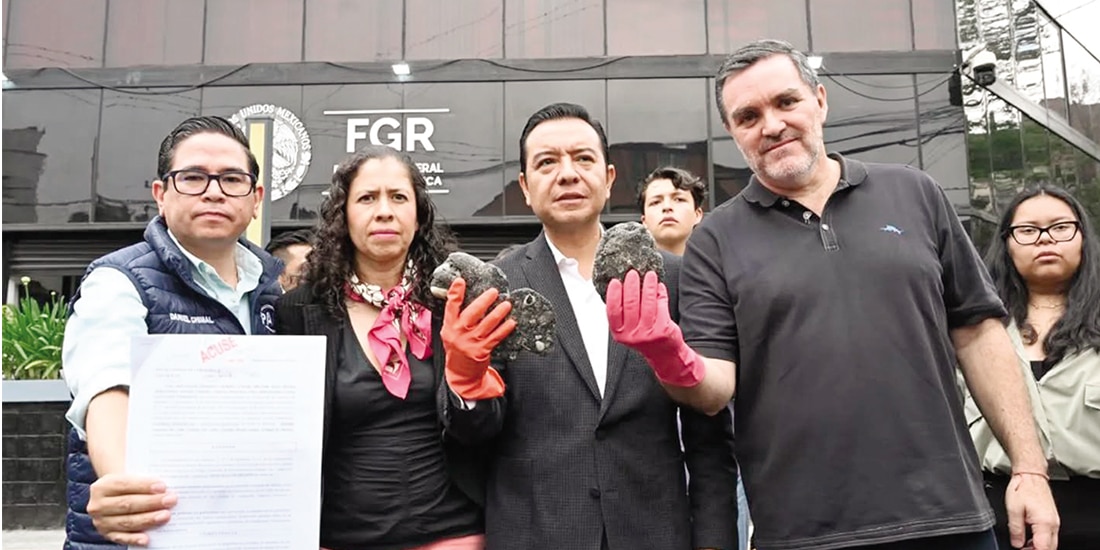 Legisladores panistas, ayer en la FGR para denunciar contaminación en el golfo.
