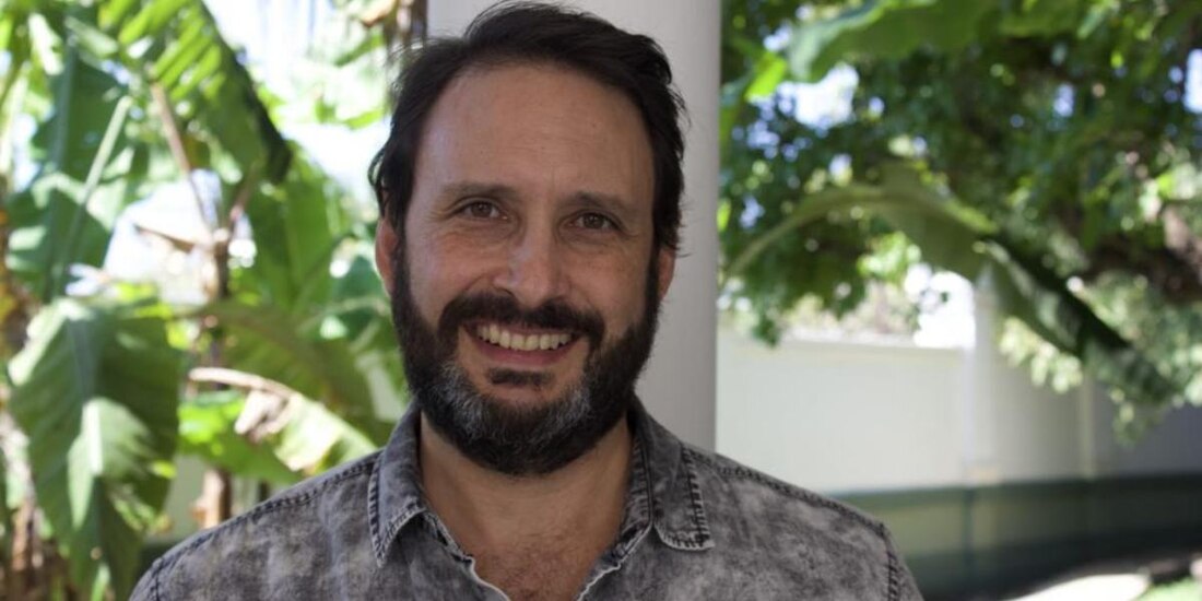 Adrián Curiel Rivera presenta un cuaderno de relatos rebosado de pasajes satíricos.