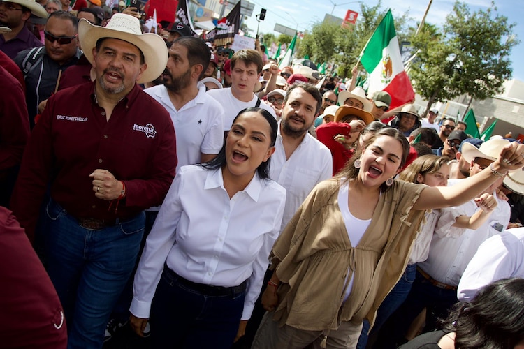 Ariadna Montiel, dirigente nacional de Morena, durante la marcha en Chihuahua.