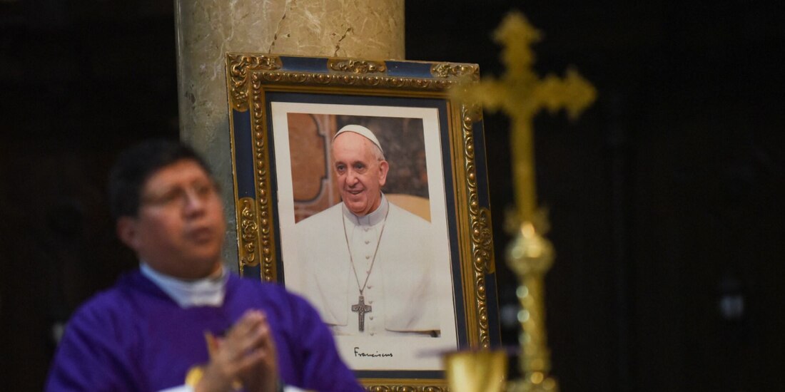 Iglesias del mundo colocan fotos del Papa para invitar a la oración por él.