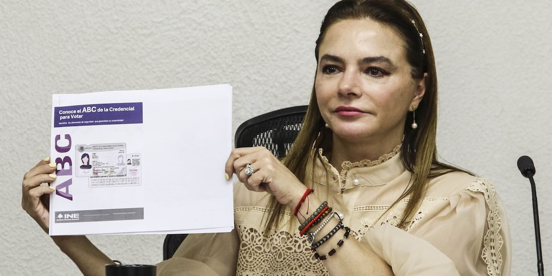 La consejera electoral Carla Humphrey durante la presentación del nuevo modelo de la credencial para votar.