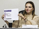La consejera electoral Carla Humphrey durante la presentación del nuevo modelo de la credencial para votar.
