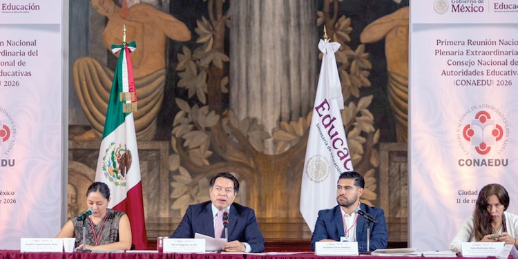 El titular de la SEP, Mario Delgado (al micrófono), ayer, en conferencia de prensa