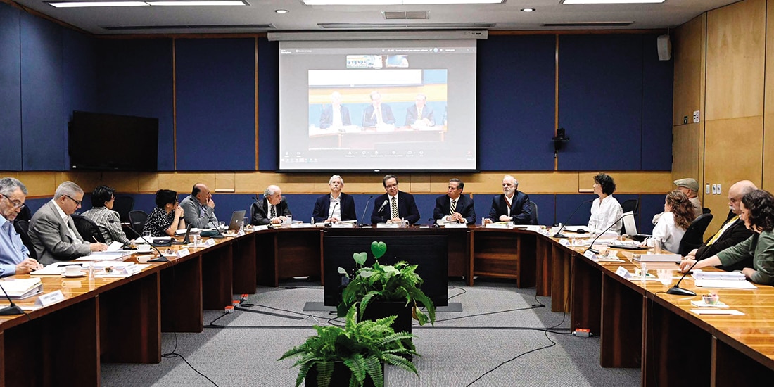 Leonardo Lomelí (c.), ayer al presidir el comité técnico en la Rectoría.