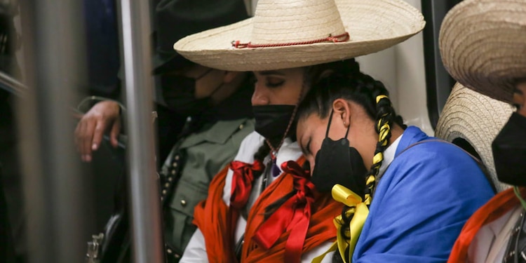 Algunas participantes del desfile durmieron cuando se dirigían al centro de la capital del país.