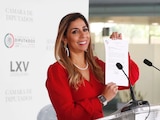 La legisladora Marybel Villegas muestra su solicitud de registro, ayer.