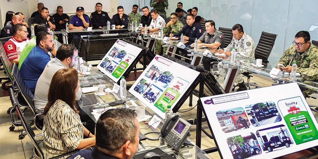 Autoridades estatales y federales, durante la reunión de coordinación, ayer.