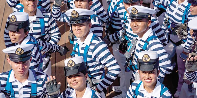 Cadetes de la Marina saludan a las personas.