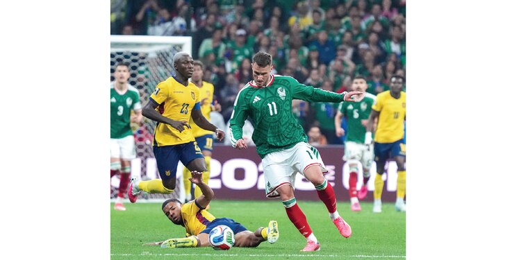 SANTIAGO Giménez entró al segundo tiempo