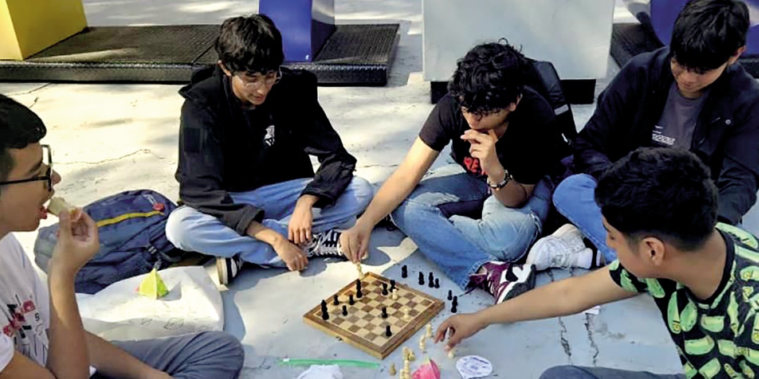 Estudiantes del CCH en un duelo de ajedrez.
