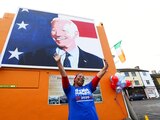 Una persona celebra la victoria de Joe Biden frente a su antigua residencia.