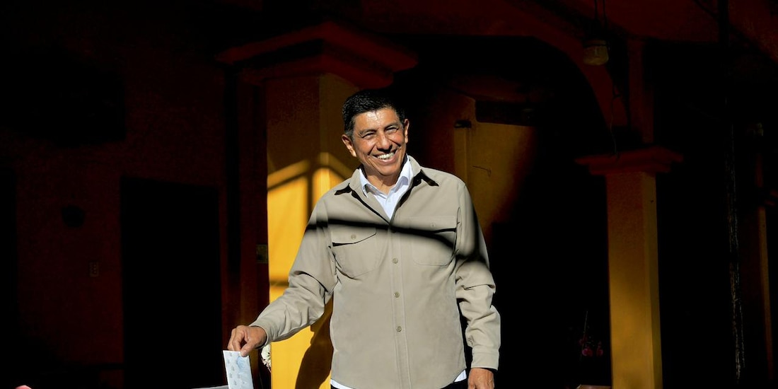 El gobernador Salomón Jara Cruz deposita su voto en la casilla 576 de la capital oaxaqueña.