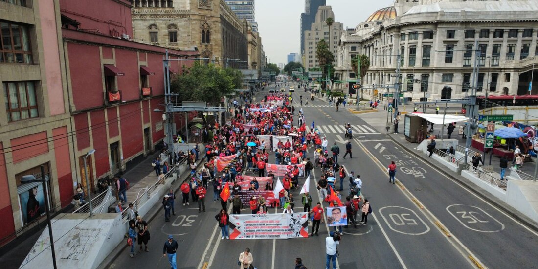 Docentes de la CDMX protestan en Eje Central; exigen diálogos con autoridades educativas.