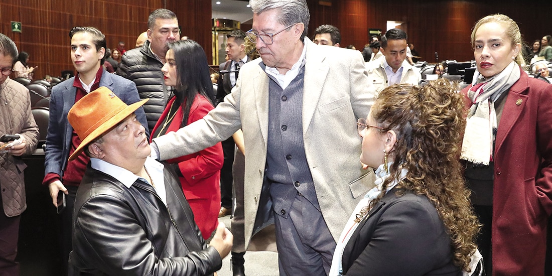 Ricardo Monreal (c.), coordinador de Morena en San Lázaro, ayer, en sesión ordinaria.