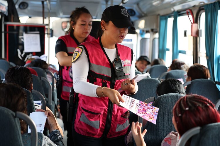 Policías de Género y de Prevención del Delito aplican el operativo Transporte Seguro en Ecatepec para proteger a las mujeres.